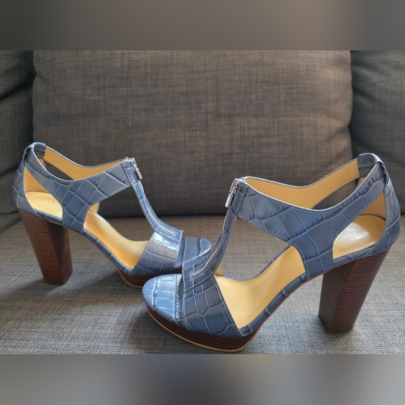 Michael Kors Berkley Lock Sandal, Size 8 - Picture 7 of 8